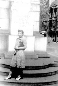 Maminka Evy za války, Londýn asi 1942 