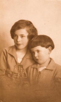 1933 - Hana (Chana Malka) a Rena Fialové