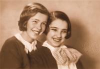 before the WW2 - Malka Chana with her cousin Anny Kolman, who died