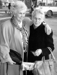 Alena Šedová / vpravo / vdova po spoluvězni Milanu Šedovi / s Miladou Svrčinovou, která s Josefem Svobodou a dalšími vězni na jeho cele komunikovala z okna do okna / prosinec 1996