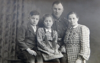 Rodina Glatterova. Rodiče Rudolf a Rosálie a děti Rudolf a Vilma. Fotografie pořízena během otcovy dovolené ve wehrmachtu