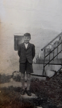Rudolf Glatter před rodným domem v Malé Morávce