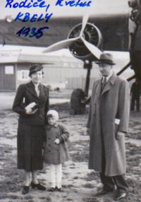 06-Kbely 1936 - with father and mother
