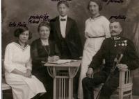 04-father - with family Vlček - 1910