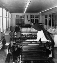 Továrna kde pracovaly řádové sestry v době totality v roce 1951. Publikováno se souhlasem se stránek Milosrdných sester svatého Kříže.