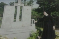 sestřička Bernardetta na hřbitově svých rodičů Anně a Josefovi Růžičkovích v Nítkovicích.
