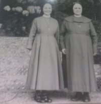 Sestřička Bernardetta s jednou starší sestřičkou Bohabojkou.