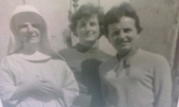 Sestřička Bernardetta se svými spolužačkami.