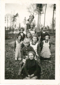 Emílie jako malá dívka s dětmi s obecné školy. Fotku fotila jejich paní učitelka.
