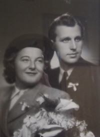 Svatební fotografie manželů Dražilových - 1947