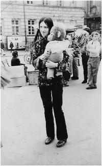 s opicí s nápisem FREEDOM, 1968