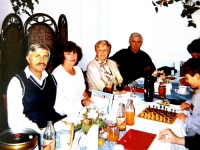 Family gathering after 1989, the sisters Eva and Jana in the middle
