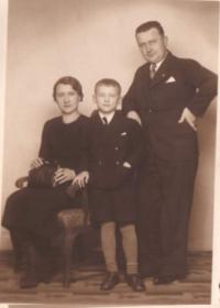 Josef Koutecký s rodiči