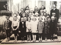 Fotografie žáků obecné školy v Libichově - křížek označuje J. Cihelníka, počátek 40. let 20. stol.