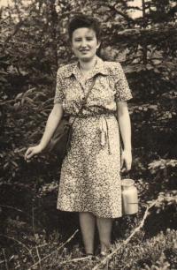 Sestra Jolana na borůvkách? v horách, 1952