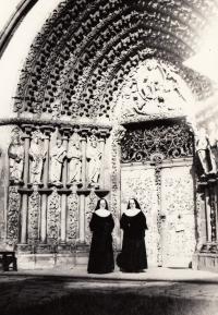 Sestry Mildred a Alberta, kolegyně Milady Anny Kopecké před chrámem v Tišnově