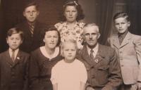 Rodina Schlegelova (poslední obyvatelé Hraniček). Zleva nahoře Erich, Ginter, matka Angela, Erika, Elvíra, otec Franz a  Walter. Zleva dole Erika a rodiče Angela a Franz