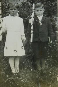 Elvira and Ginter Schlegel during Holy Communion in Nové Vilémovice