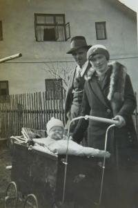 Manželé Schlegelovi se synem Erichem, Elvíra, Ginter a Walter Schlegelovi za války v Hraničkách