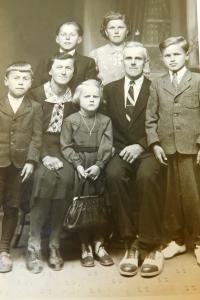 Rodina Schlegelova z Hraniček. Pamětnice uprostřed s kabelkou