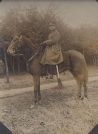 Otec Josef Herget na koni Rinaldo
