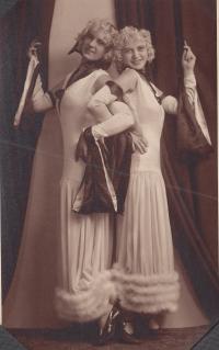Matka Ludmila Hynková se sestrou, Košice 1930