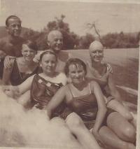 Babička a matka (uprostřed) na plovárně v Košicích