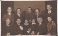 Věra (uprostřed) s rodiči, prarodiči a tetami
