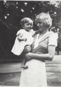 Věra with aunt