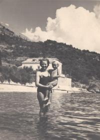 Věra with mother in the sea in Bosnia