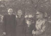 S rodiči po válce v Plzni