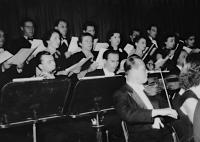 1956, v Pražském komorním orchestru (vlevo uprostřed pamětník, manželka Jitka Křenková uprostřed, s bílou broží)