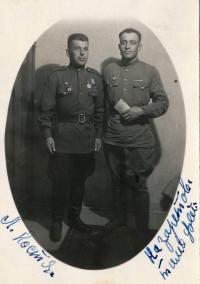 Ruští vojáci - osvoboditelé, sluha Kosťa Užin vlevo, plukovník vpravo, Nový Bydžov, 9. 6. 1945