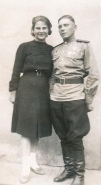 Ruští vojáci, Ukrajinec Miša Šop a Táňa Čirkova - sovětská písařka, Nový Bydžov, 10. 6. 1945