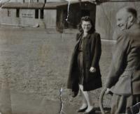Irena Ondruchová před budovou protipožární policie, u které v té době pracovala / Zábřeh u Ostravy / 1944