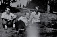 Manžel Ireny Ondruchové Tomáš Ondruch (vpravo) s přáteli / Horní Bečva / asi 1946
