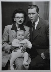 Irena a Tomáš Ondruchovi se synem Tomášem / 1951
