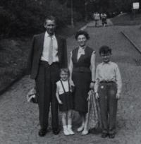 Irena Ondruchová s rodinou na výletě v Praze / 1959