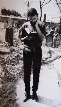 Prayer on the Jewish cemetery in Nýrsko, 1990