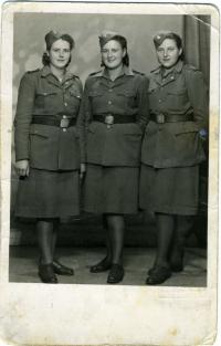 Emílie Závodská - Kudrnová vpravo, 1945