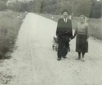 Erster Besuch - Mutter Emma und Großvater Josef 1957