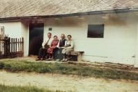 Josef mit der Mutter und den Großeltern vor ihren Haus