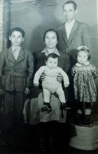 Rodiče Ziso a Dimitrula Bulguris se svými dětmi Stavrosem, Irini a Christosem v Československu
