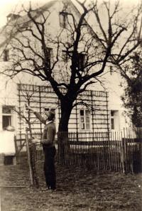 Johann Pache in front of his house