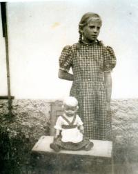 Maria mit ihrer Puppe, die mit ihr nach Deutschland reiste
