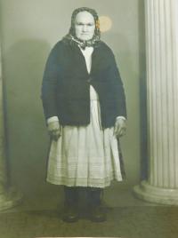 Babička Anna Mondeková z obce Šarany