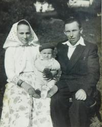 Františka Trojáková s manželem a synem Honzou