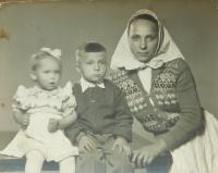 Františka Trojáková se svými dětmi Honzou a Maruškou