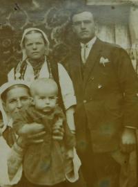 Rodiče Evgenia a Vasilis Popovští s tetou a bratrancem pamětnice