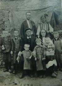 Rodina Popovská (rodiče Vasilis a Evgenie, prarodiče, děti Pandelis, Illias, Christos, Elefteria, Christina a Sofie) v roce 1939 v obci Prasino v Řecku